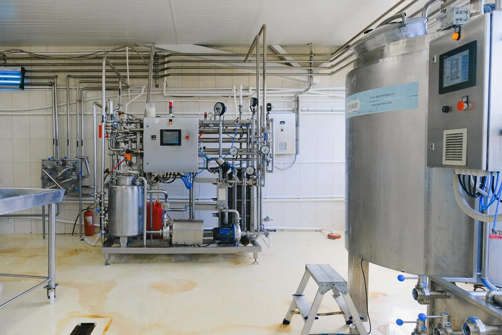 Reverse osmosis equipment with membranes and stainless steel piping